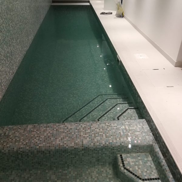 Basen w mozaice Londyn. Basen z Jacuzzi.