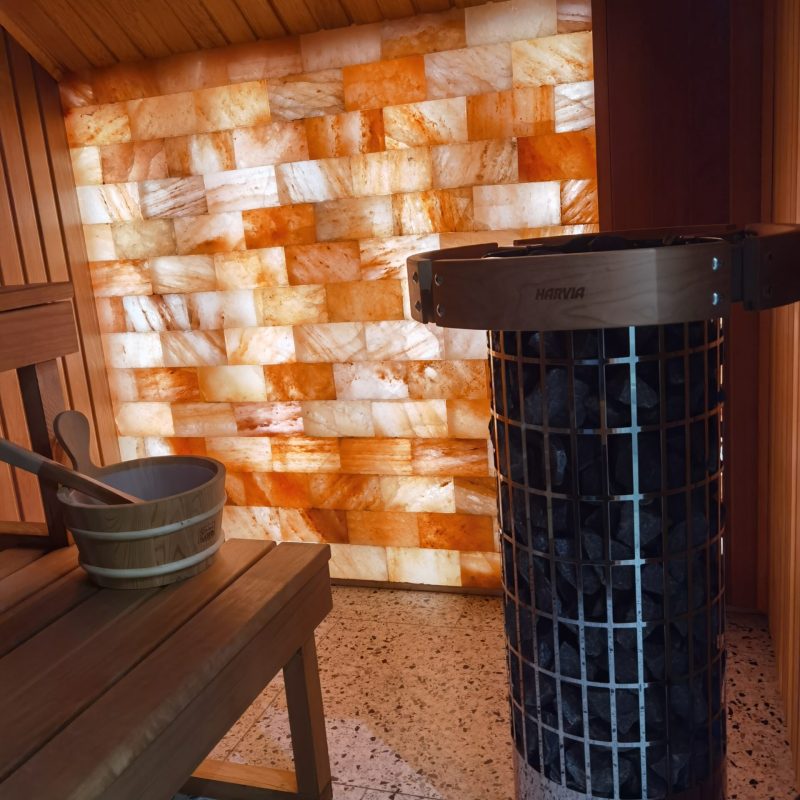 Piec Harvia Cilindro w saunie ze ścianą solną